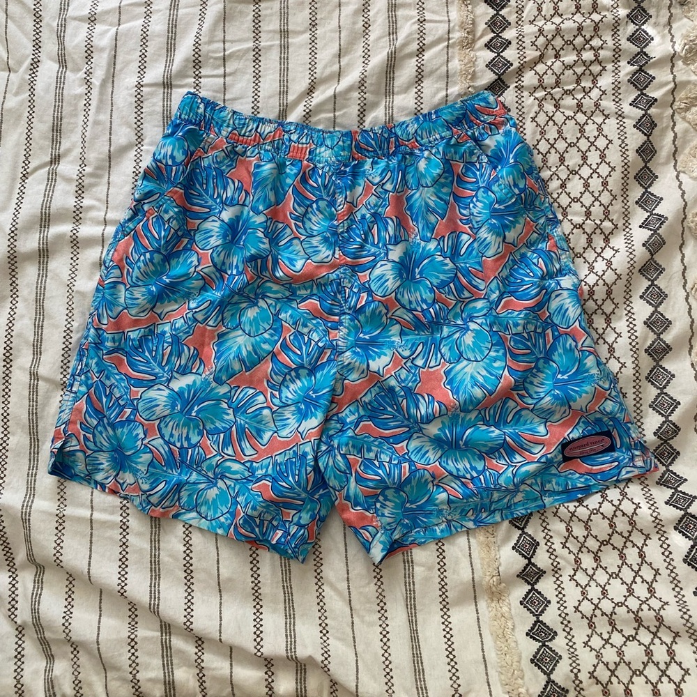 Vineyard Vines blue hibiscus swim trunks size large